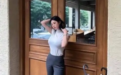 李丽欣白色吊带九分半